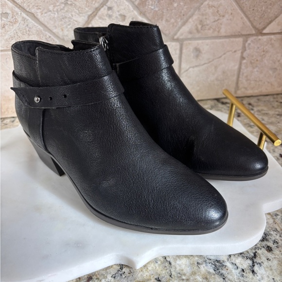 Clarks Women's Size 6 1/2 Boylan Dawn Black Leather SoftCushion Ankle Booties - Picture 3 of 13